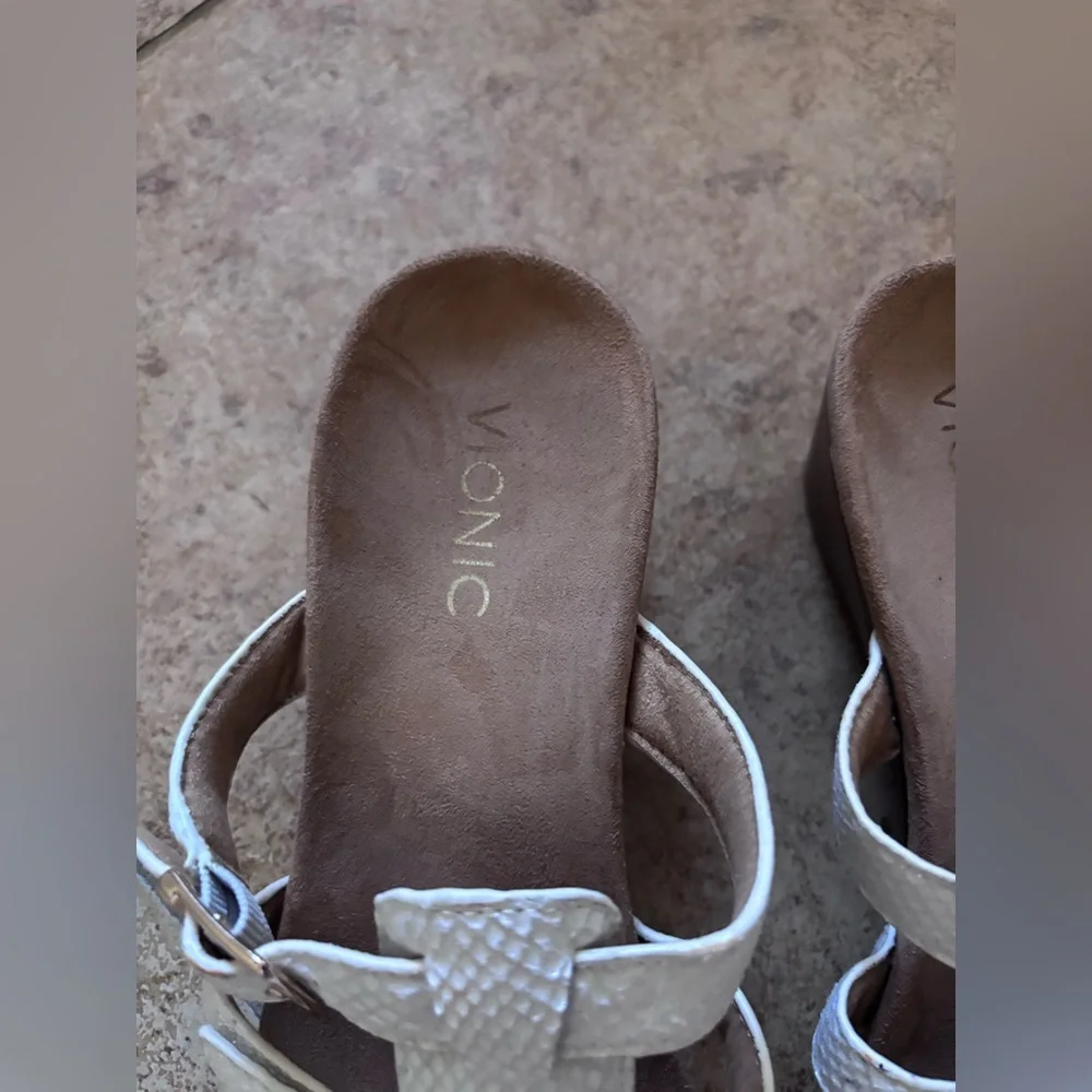 Vionic Radia Slip on Sandals in White Size 9